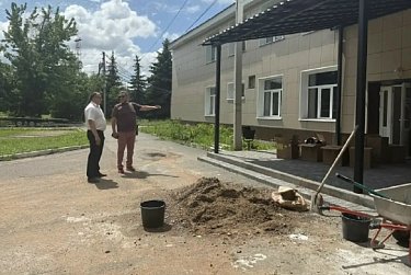 Юрий Цымбалюк проверил ход работ на социально значимых объектах Новосергиевки